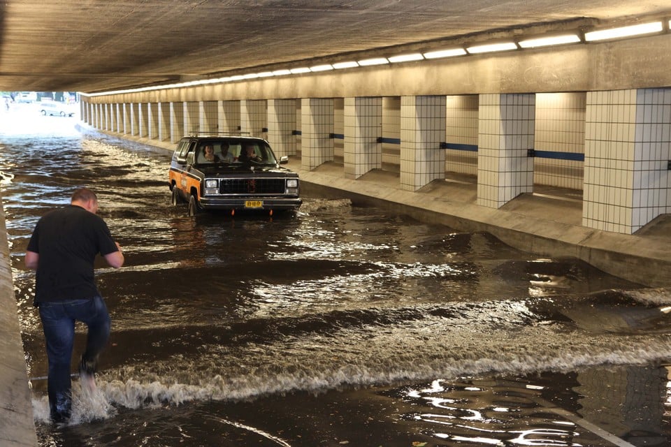 De beatrixtunnel Hilversum onderwater  en de Albert Heijn in winkelcentrum kerkenlanden onderwater. Foto: Fotomix.nl