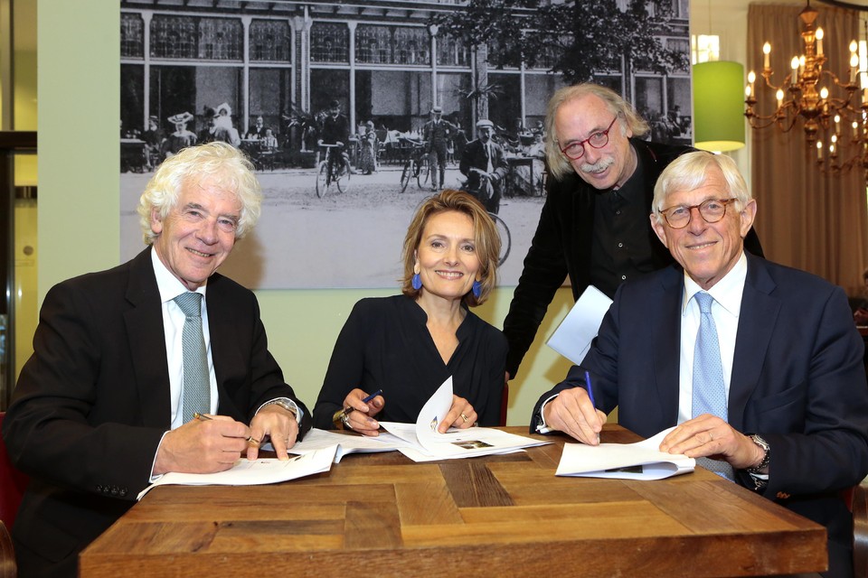 Het coalitieakkoord is getekend: links Peter Calis en Karin van Hunnik van Larens Behoud, rechts Ton Stam namens de VVD. Staand formateur Leo Janssen.