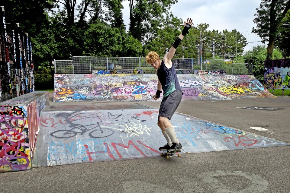 Skater Tijn Vrusch traint tussen de graffiti op ’t Landje.