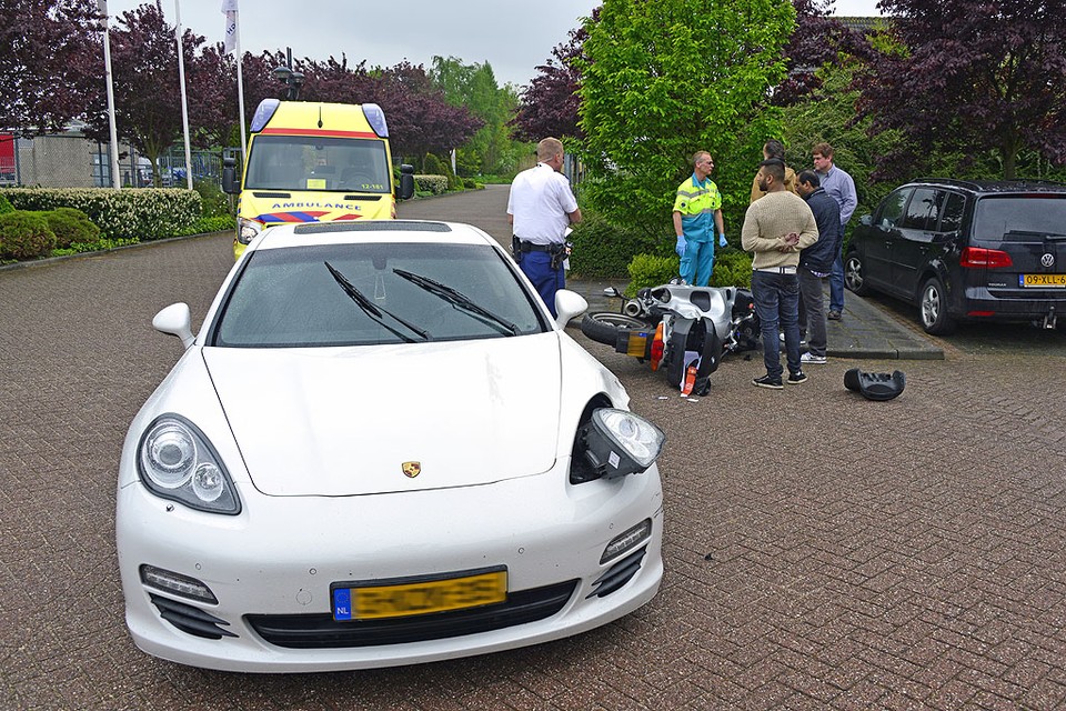 Motorrijder en automobilist raakten gewond bij botsing. Foto Eric van Lieshout