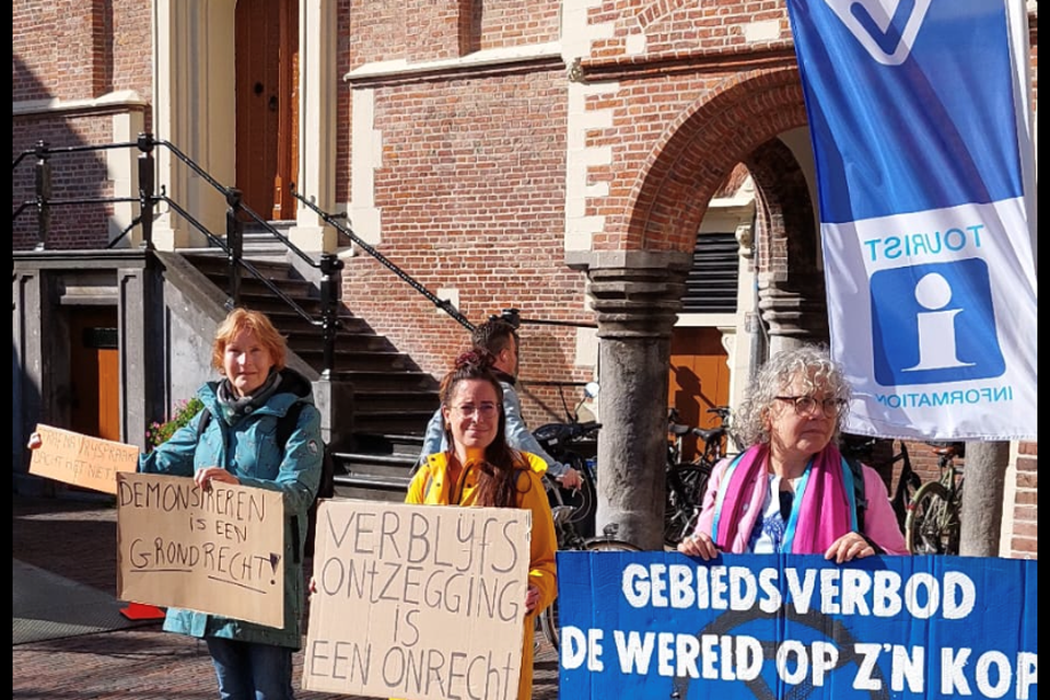 De actievoerders vrijdag bij het Stadhuis met in het midden Laura ten Brink.