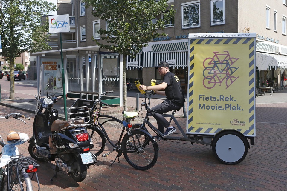 De gemeente zet in samenwerking met Hilversum Marketing ’fietscoaches’ in om iets te doen aan het probleem.