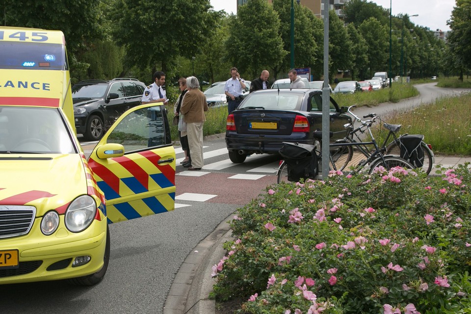 Fietser geschept door auto in Soest/ Foto: Caspar Huurdeman