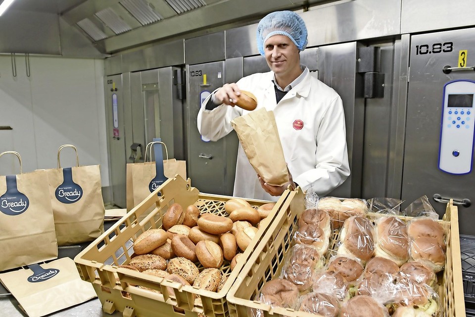 Erwin Miedema even in de rol van bakker in de bakkerij waar het brood vandaan komt.