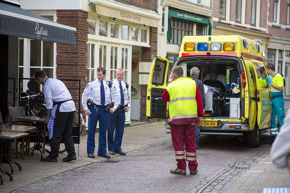 Vrouw wordt in Haarlem onwel op de fiets en raakt gewond. Foto Michel van Bergen