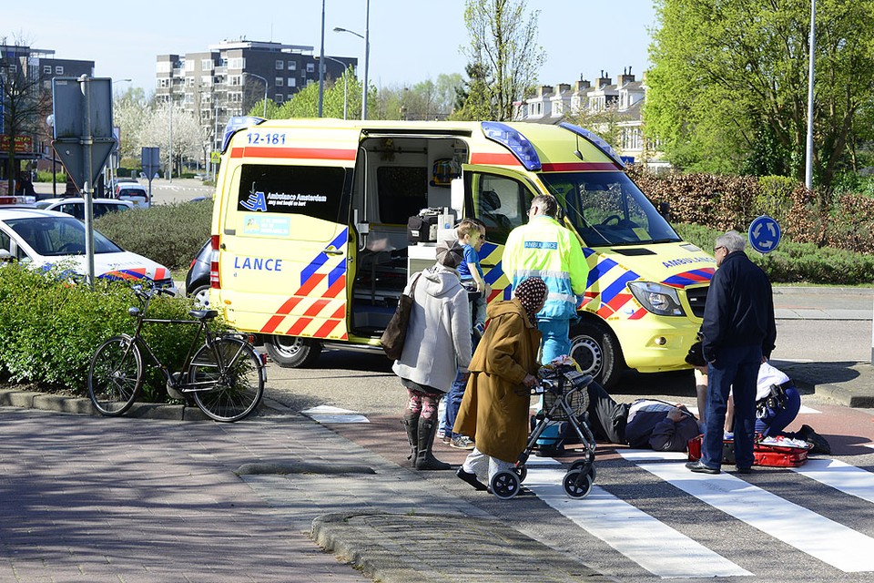 Hoofddorp: Fietser gewond bij ongeval op rotonde. Foto: Eric van Lieshout