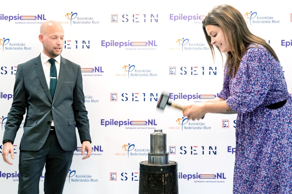Miljuschka Witzenhausen slaat de eerste penning ter ere van EpilepsieNL.