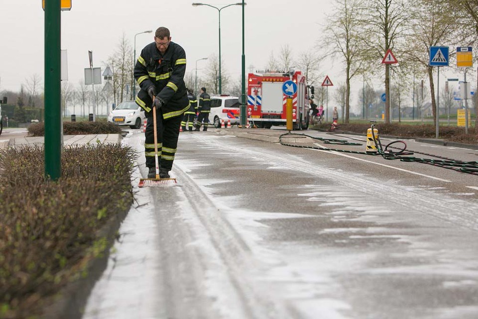 Bunschoten Spakenburg: Veegwagen laat puinhoop achter. Foto: Caspar Huurdeman