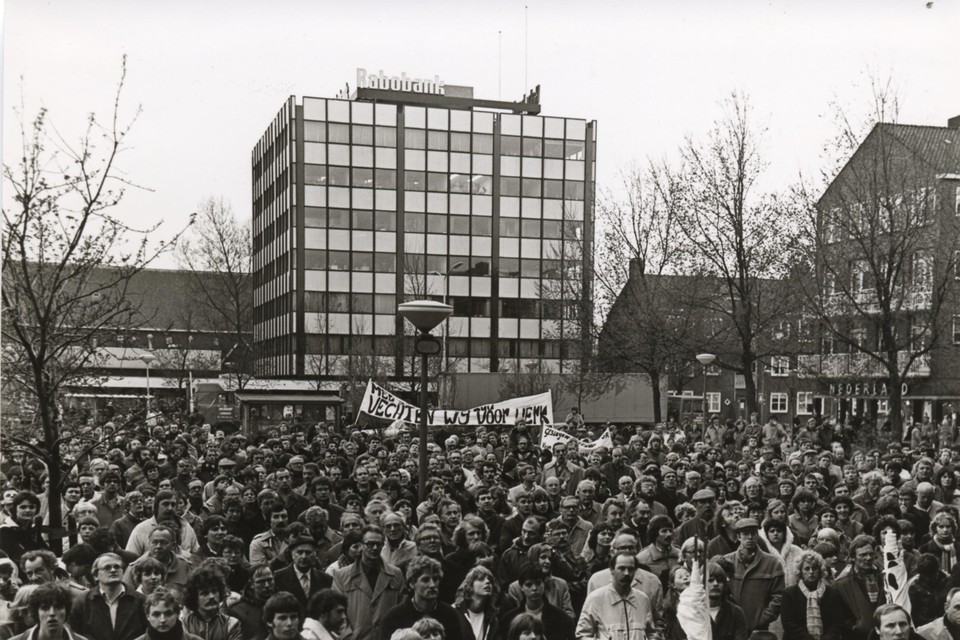 Werknemers van Van Gelder demonstreren op Plein 1945 in IJmuiden tegen sluiting van de papierfabriek