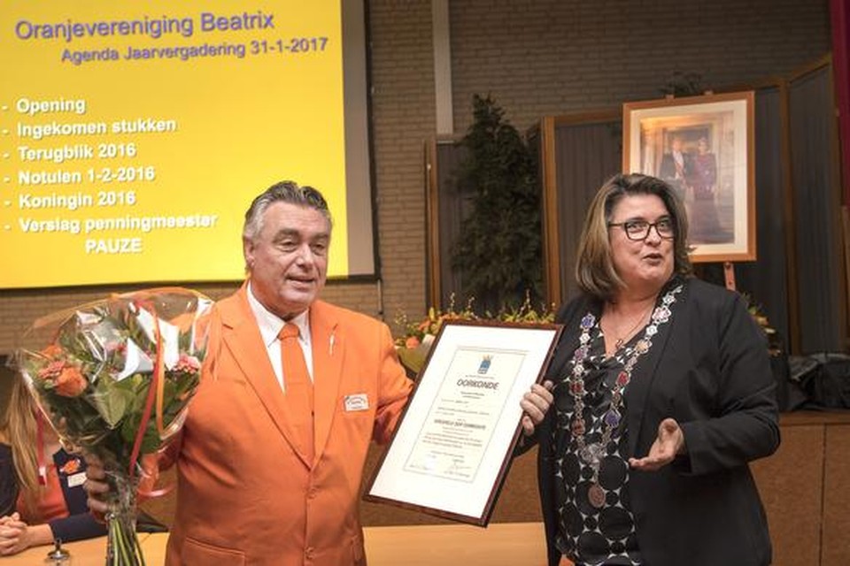 Nieuw Vennep - John Stassen krijgt erespeld van de loco-burgemeester Steffens van Haarlemmermeer