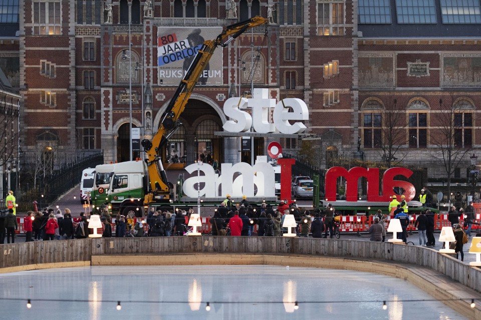 De rood-witte letters van I amsterdam werden maandagochtend weggetakeld van het Museumplein.