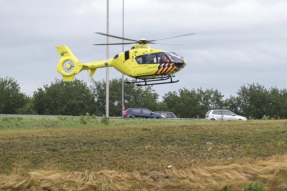 Een traumahelikopter landt naast de A9.