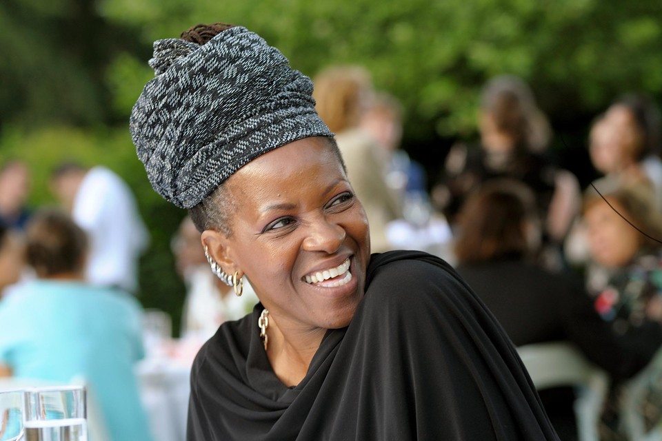 Mpho Tutu, altijd gekleed met een fraaie Afrikaanse hoofddoek.