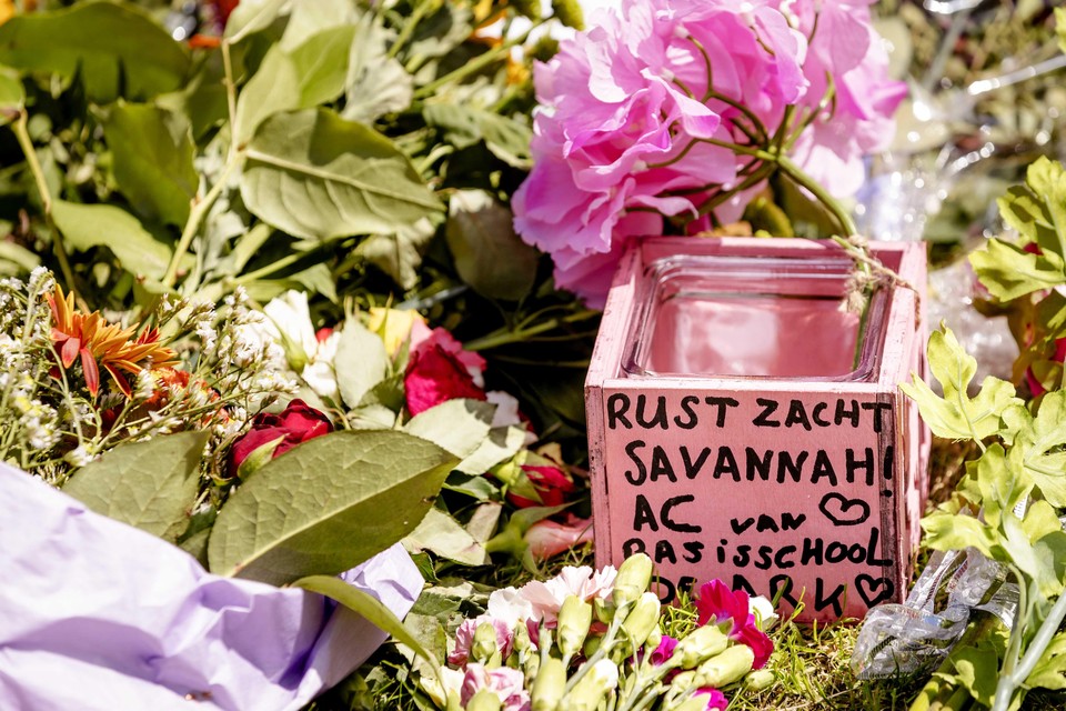 Bij het Oostweide College ligt een bloemenzee ter nagedachtenis aan de om het leven gebrachte leerling Savannah.