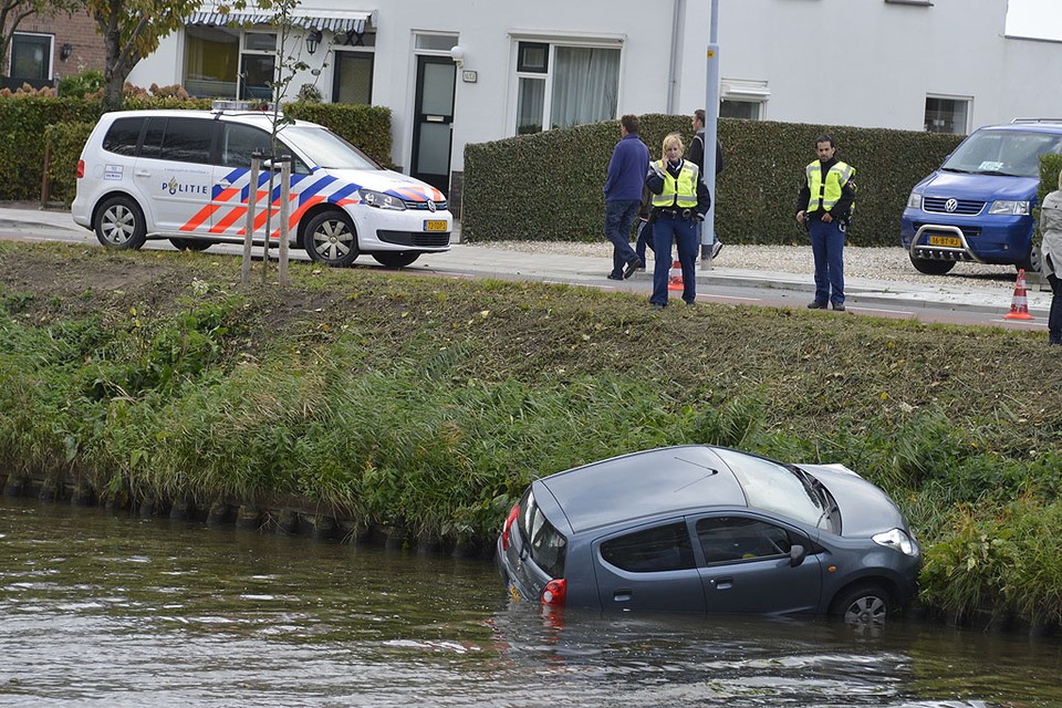 Auto rijdt 'uit zichzelf' de Hoofdvaart in. Foto Persbureau Eric van Lieshout - EvL