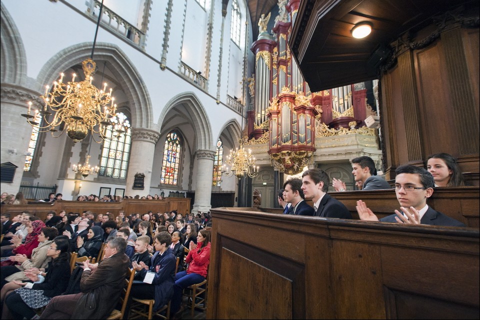 560 leerlingen uit zo'n 60 landen strijken in de Grote Kerk neer voor de opening van Haarlem Model United Nations. Foto United Photos/Paul Vreeker