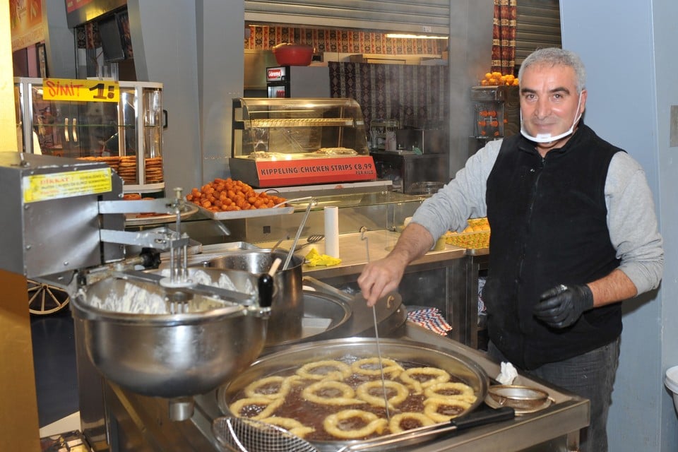 Salih Bagci is de hele dag live zijn baklava aan het bakken op De Bazaar.