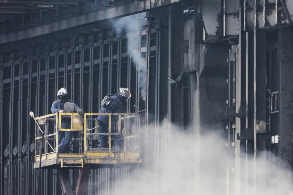 Tata Steel-werknemers aan het werk bij de vervuilende Kooks- en Gasfabriek 2, die voor 2030 dicht kan in de huidige opzet.