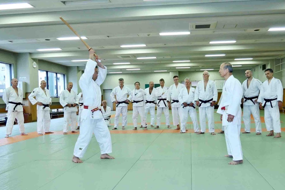 Trainen in de beroemde judo-tempel de Kodokan i n Tokio.