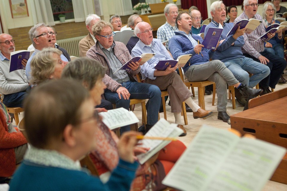 De Christelijke Oratorium Vereniging IJmuiden repeteert voor haar laatste concert.