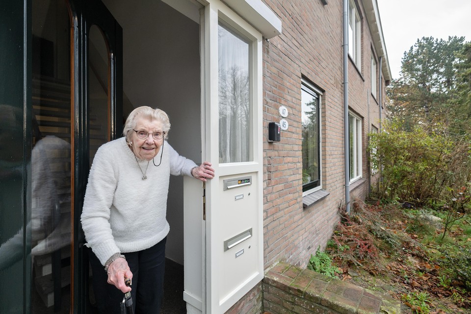 Alie van Bedaf-Steensma in de deur van haar flatwoning aan de Donkerelaan.