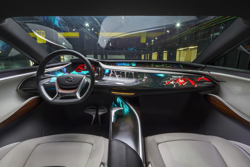 De Monza Concept gunt een blik op toekomstig design. Het dashboard is in zijn geheel als het ware een groot projectiebeeldscherm. Foto’s Opel
