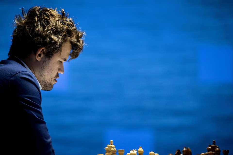 Wereldkampioen Magnus Carlsen in gedachten verzonken.