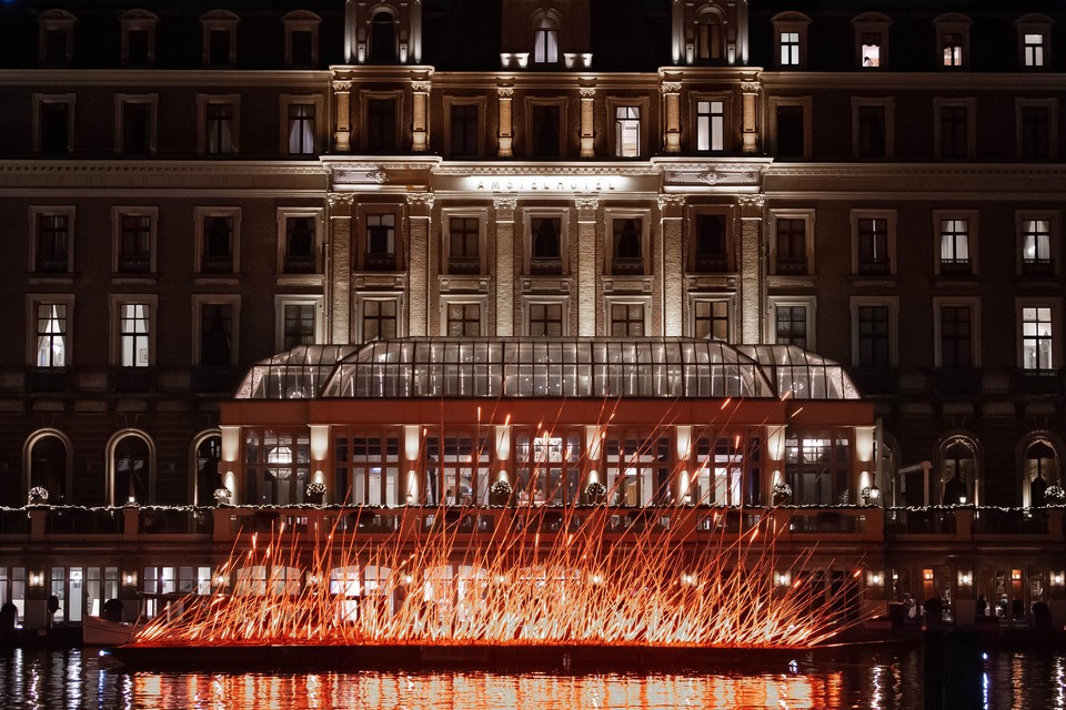 ’Vuur’ op het water bij het Amstel Hotel.