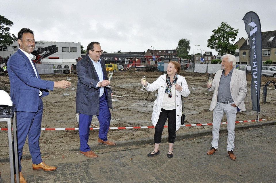 Proosten op de eerste paal, vlnr: projectontwikkelaar Bart de Jong, wethouder Serge Ferraro en de buren van het project Tineke en Wim van de Wal.