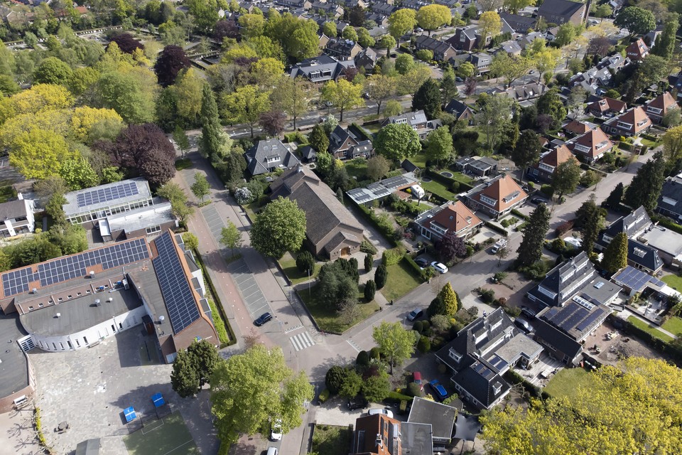 De buurt rond de Vituskerk in Huizen voelt zich niet betrokken bij de plannen die worden gemaakt om op de plek van de kerk woningen te bouwen.