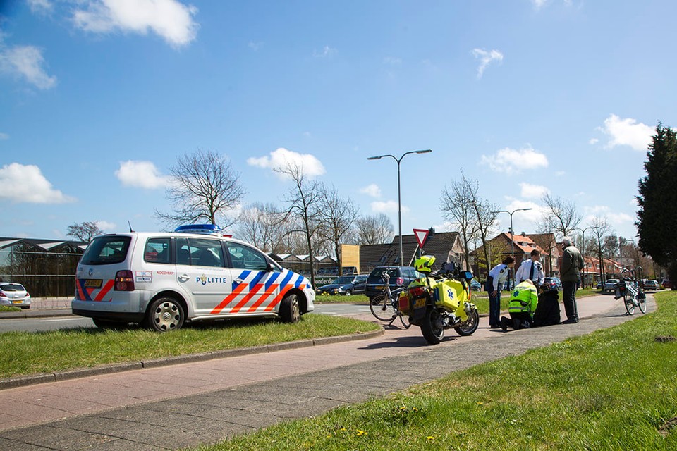 Vrouw gewond na val van fiets op de Hagelingerweg in Santpoort-Noord. Foto: Michel van Bergen