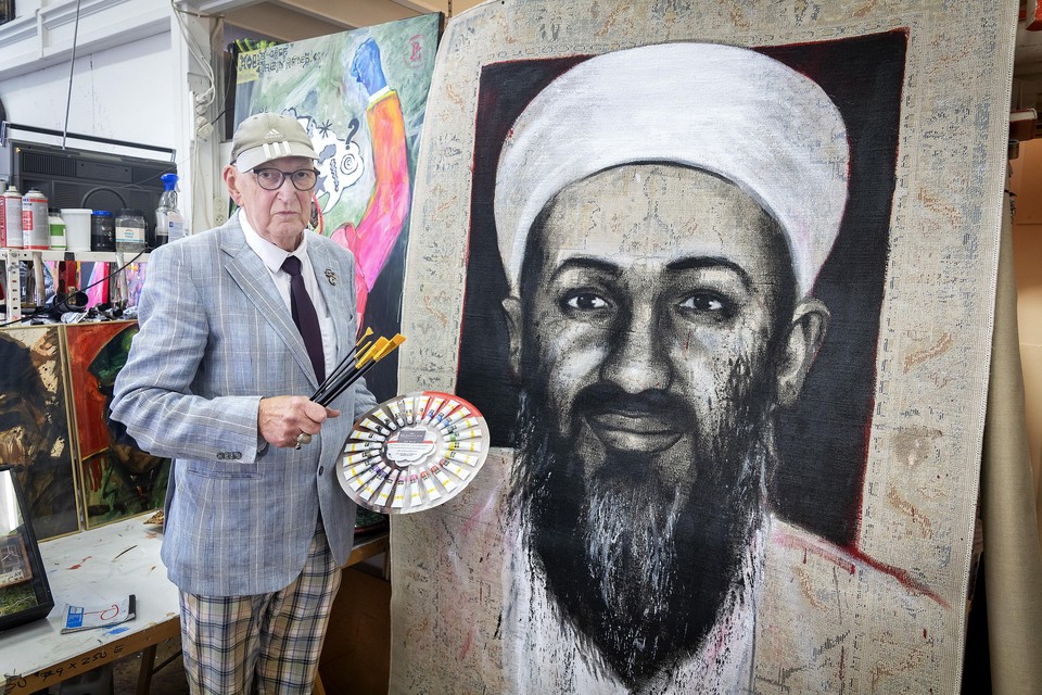 Piet Zwaanswijk bij het portret van Osama Bin Laden.