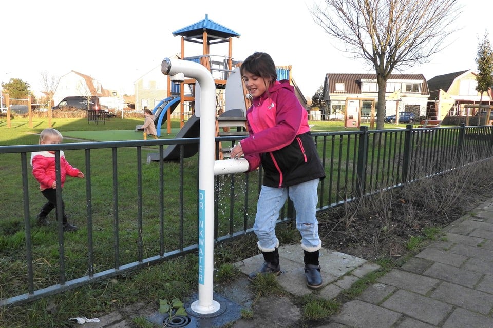 Na buitenspelen moeten kinderen in Wijk aan Zee goed hun handen wassen, stelde het RIVM al in 2019. Daarna zijn kraantjes verschenen bij de speeltuinen in het dorp.