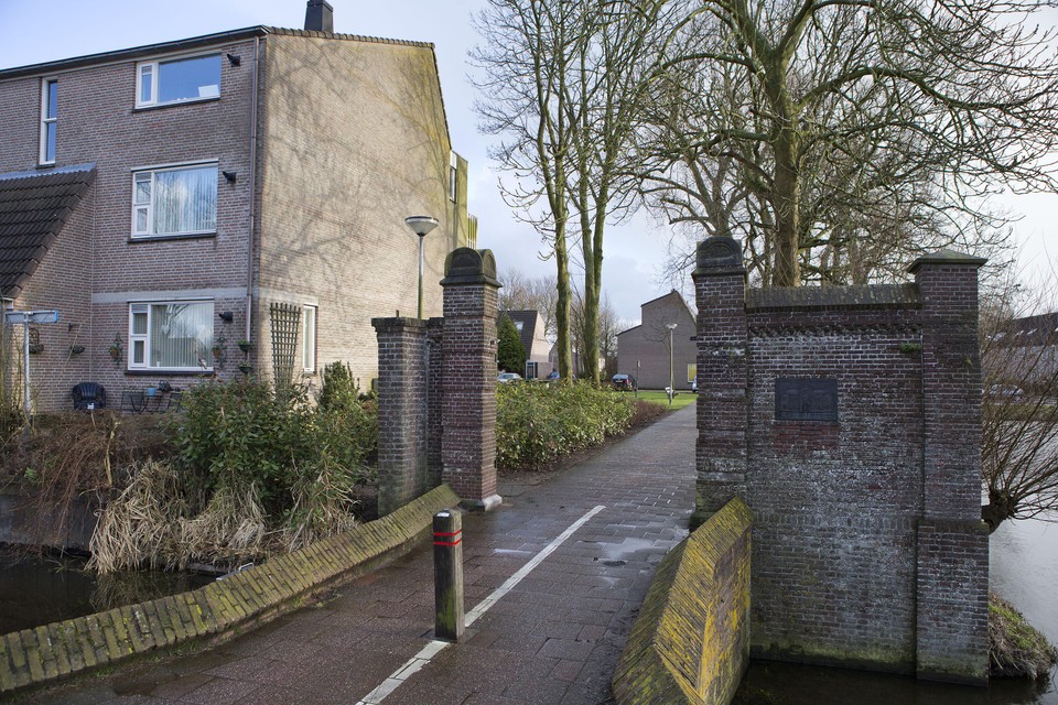 De resten van de toegangpoort van het klooster De Goede Herder in Zoeterwoude.