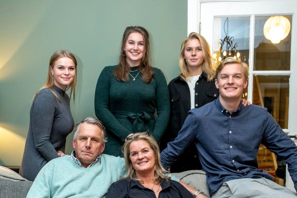 De familie Visser is nauw betrokken bij hockeyclub Bloemendaal. Op de bank: vader Gijs en moeder Marjolein. Daarachter (vlnr): Danique, Nienke, Sophie en Maurits.