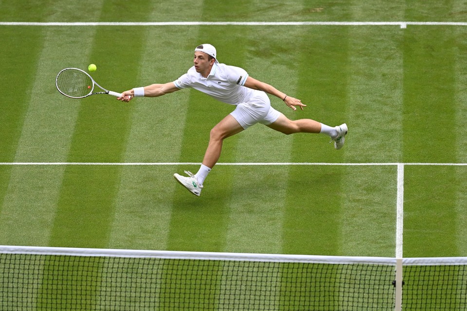Tallon Griekspoor in actie op Wimbledon, waar hij bij zijn debuut in het hoofdtoernooi de pech had meteen topspeler Alexander Zverev te treffen.