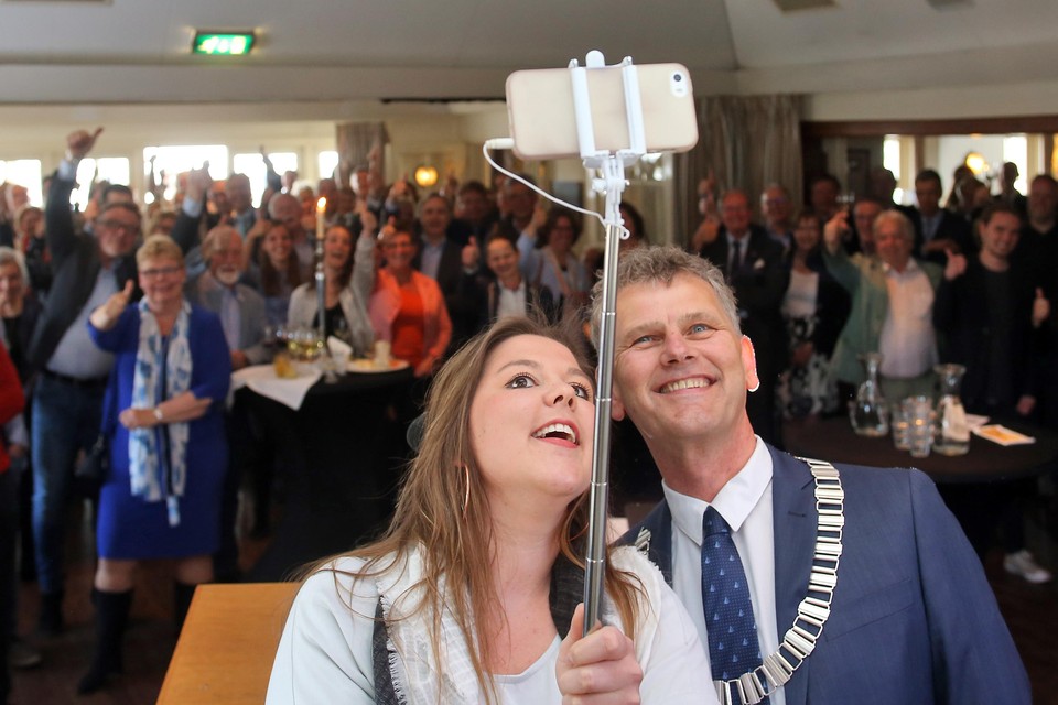 Het jongste raadslid, Rosalie van Rijn, neemt op háár manier afscheid: een selfie met Martijn Smit, en alle duimen omhoog.