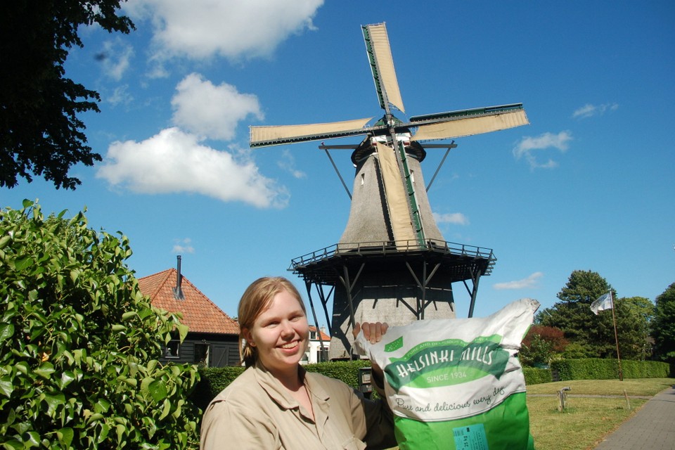 Maria met een zak Finse havermout voor molen de Zandhaas.