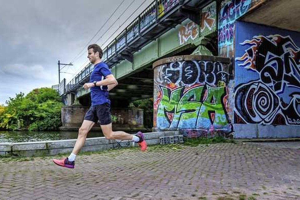 Hoewel zijn trainingsschema soepel verloopt, ervaart Wim-Jan Dannijs bij lange duurlopen pijnlijke benen. „Altijd, in die laatste kilometers.”