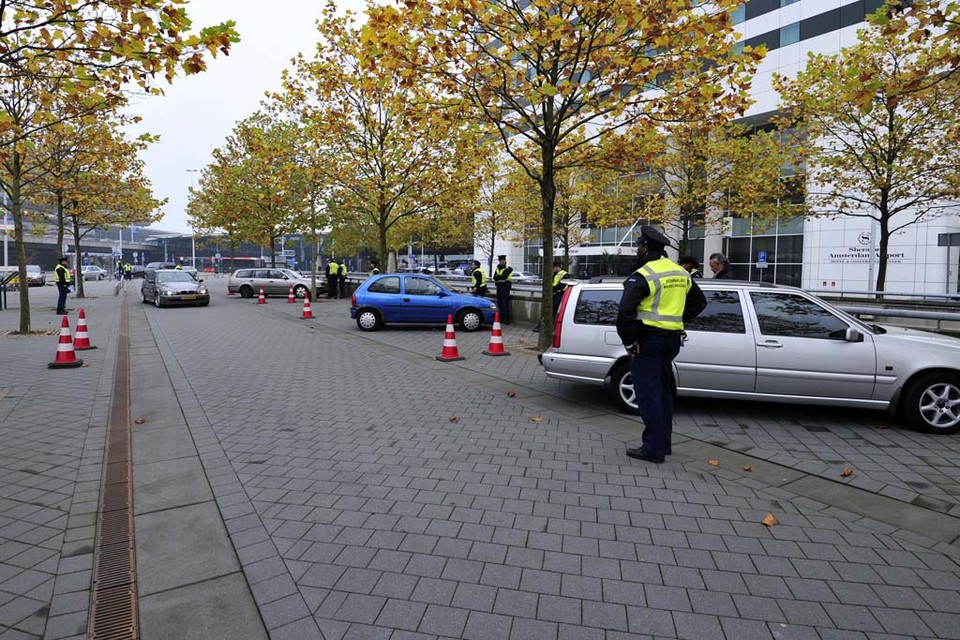 Marechaussee houdt een verkeerscontrole op Schiphol. Foto: Eric van Lieshout
