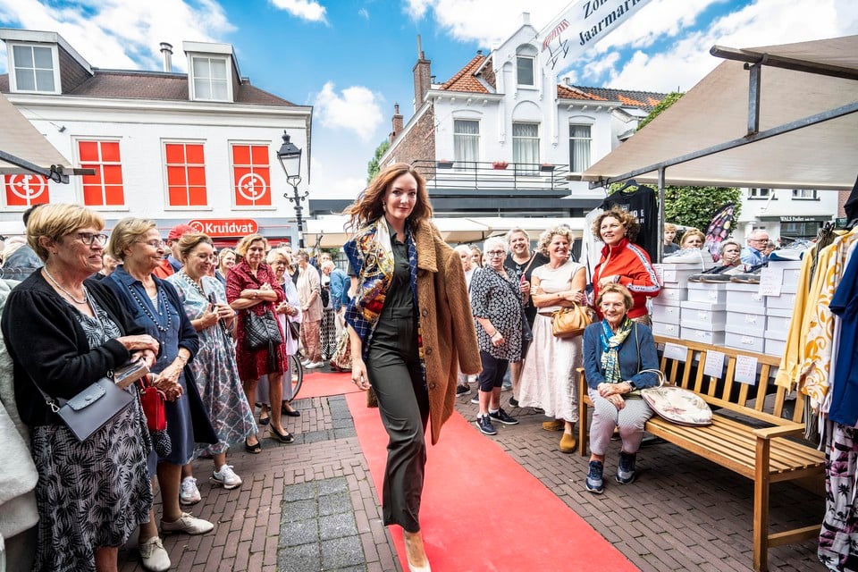 Edele Reageren bord Mevrouw Hollander geniet van modeshow op Jaarmarkt Bloemendaal: 'Kijk, dat  vind ik een leuk jasje' | Haarlemsdagblad