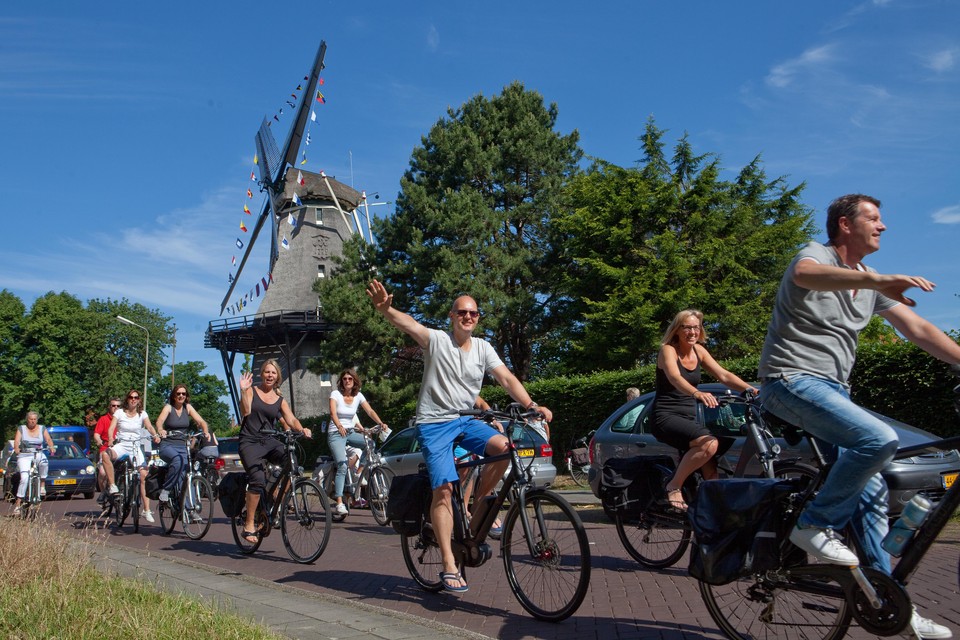 Een groep fietsers vertrekt vanaf De Zandhaas in Santpoort-Noord.