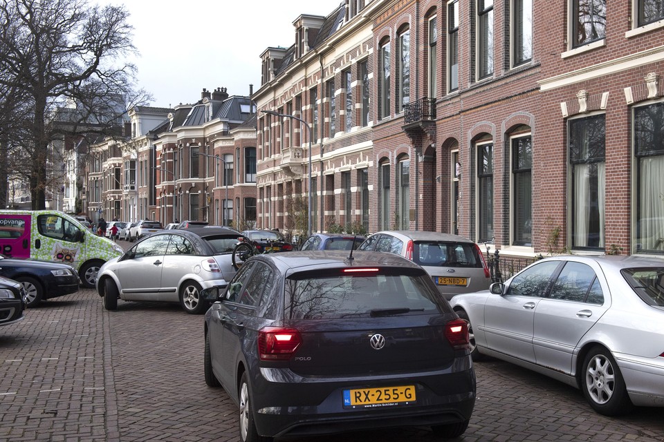 Om de hoge parkeerdruk te bestrijden, wil het Haarlemse college betaald parkeren invoeren in elf wijken.