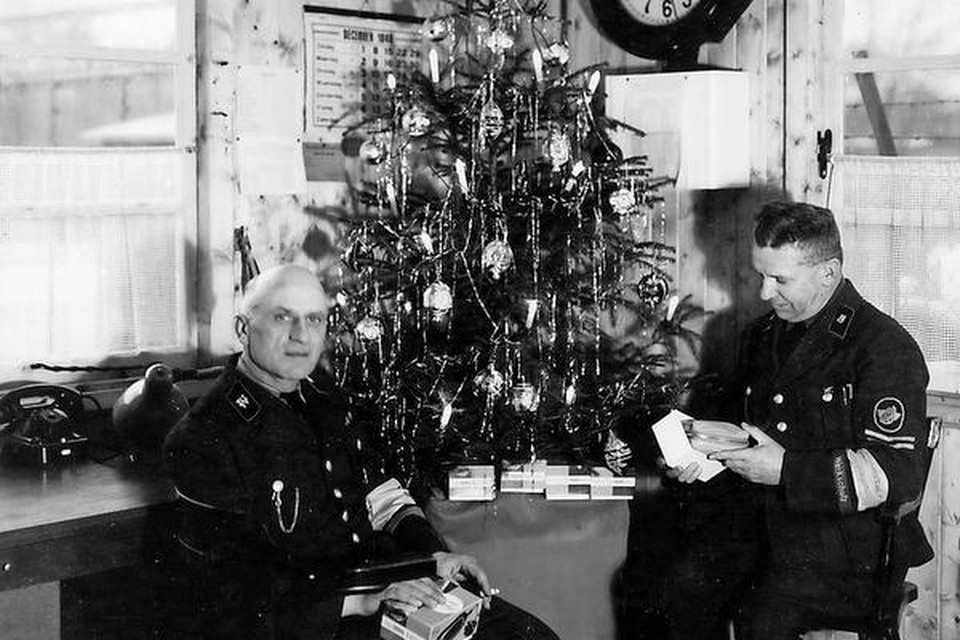 Twee Duitse bewakers bij de NSF rond de kerstdagen.