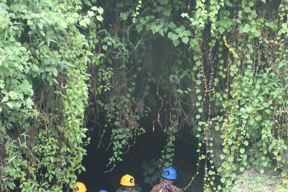 De grotten van Musanze. Bezoekers moeten regenpak en laarzen aan en helm op. (Foto: Frans van den Houdt)
