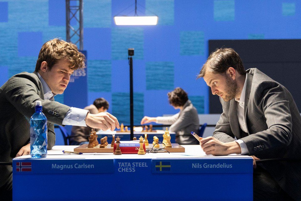 Magnus Carlsen (links) in zijn partij tegen Nils Grandelius.