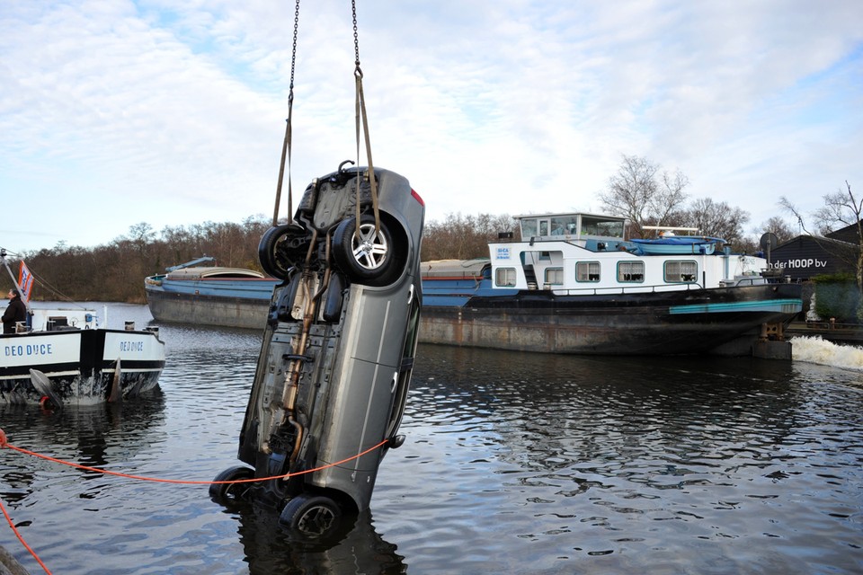 Scheepvaartverkeer stilgelegd na auto te water  bij Oude Meer. Foto Eric van Lieshout