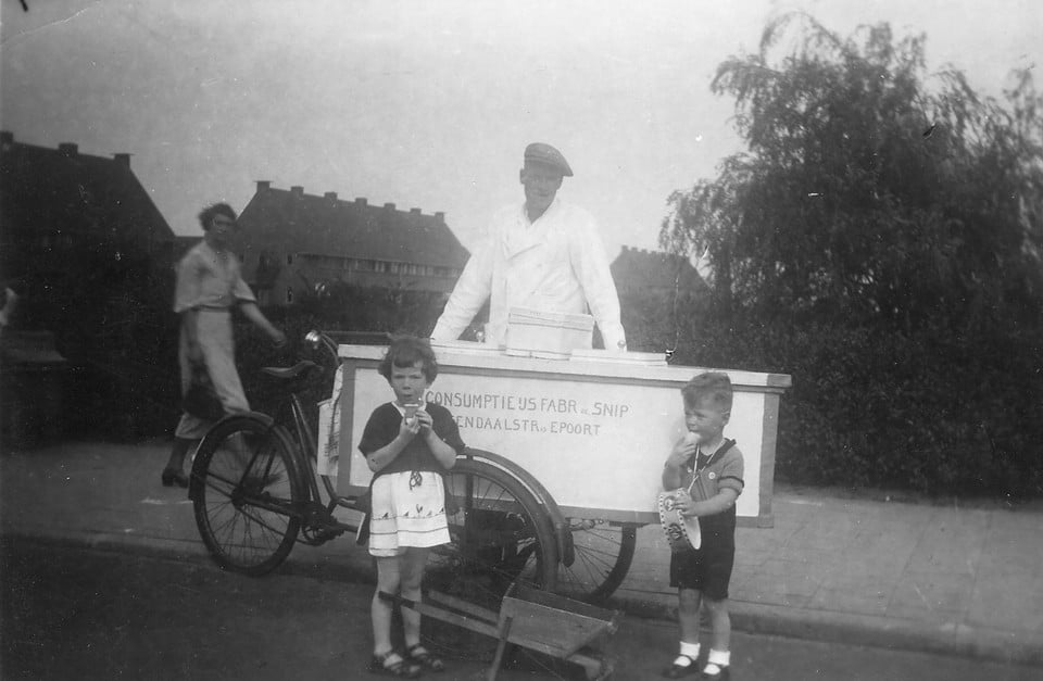 Met een dergelijke ijscokar ging de vader van Wim Frisart - met een nichtje staand bij de kar bij de Lorentzvijver in Hilversum - 120 kilometer verderop aardappelen halen.