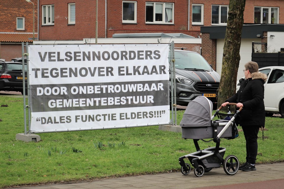 Het protestbord aan de Wijkerstraatweg in Velsen-Noord.