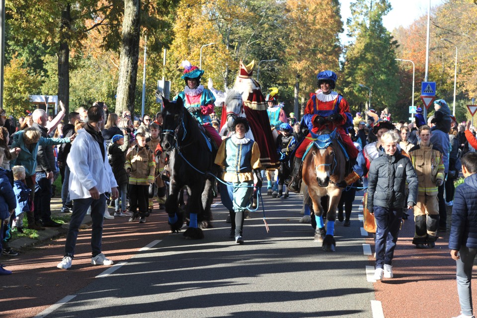 Sinterklaas op paardje Ozosnel in Heemskerk.